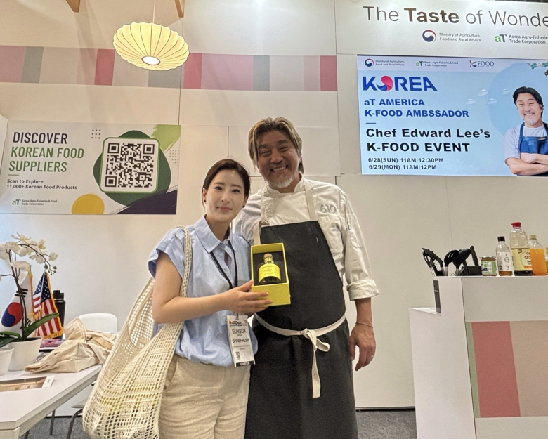 '2026 Summer Fancy Food Show'에 참가한 상주 샤인프레시 부스에 셰프 에드워드리가 방문했다.