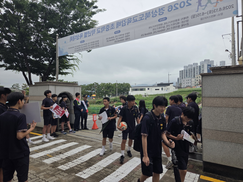 칠곡군 북삼중학교(교장 임재화)는 지난 6일 오전 등교 시간을 이용해 학교 정문 일원에서 칠곡경찰서 북삼지구대, 북삼읍행정복지센터, 북삼자율방범대 등 지역 유관기관과 함께 등굣길 안전 캠페인을 실시했다.