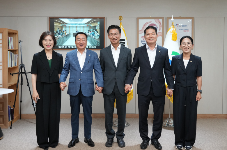 하기태 의장과 권기한 부의장, 배수예 의회운영위원장은 지난 6일 영천시청을