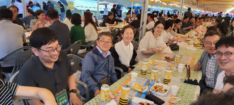 지난해 꿀맥축제에 많은 관람객이 방문해 시원한 꿀맥주와 독일식 소시지를 맛보며 즐거운 축제를 즐기고 있다. 사진제공=칠곡군