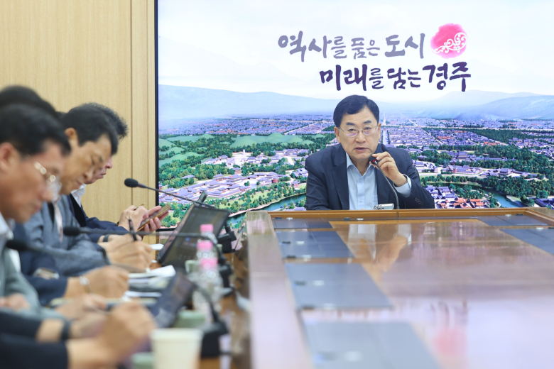 주낙영 시장이 민선 9기 출범 이후 첫 간부회의를 열고 청년정책과 지역 현안 해결을 위한 속도감 있는 행정을 주문하고 있다. 사진제공=경주시