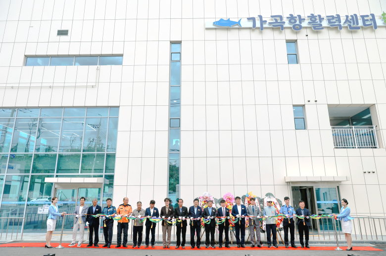 주낙영 경주시장을 비롯한 참석자들이 8일 감포읍 대본리 가곡항에서 열린 가곡항 어촌뉴딜300사업 준공식에서 테이프 커팅을 하고 있다. 사진제공=경주시