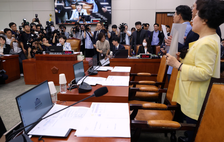 서영교 법사위원장이 8일 국회에서 열린 법제사법위원회 전체회의에서 회의를 진행하는 가운데 국민의힘 곽규택·윤상현·송석준·조배숙 의원으로부터 국회 후반기 원 구성 등을 둘러싼 항의를 받고 있다. 연합