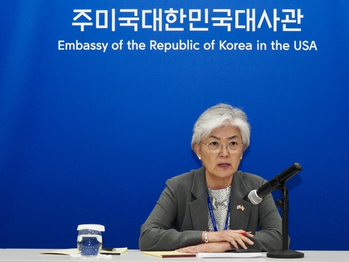 강경화 주미 한국대사가 8일(현지시간) 특파원 기자간담회에서 발언하고 있다. 연합