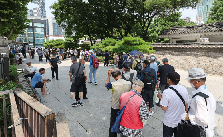 무료 급식 기다리는 어르신들. 연합 자료사진