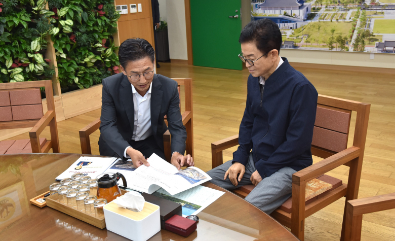 김병삼 영천시장이 경북도를 방문해 한국마사회 본사 영천 이전과 관련해 이철우 경북도지사와 면담을 하고 있다