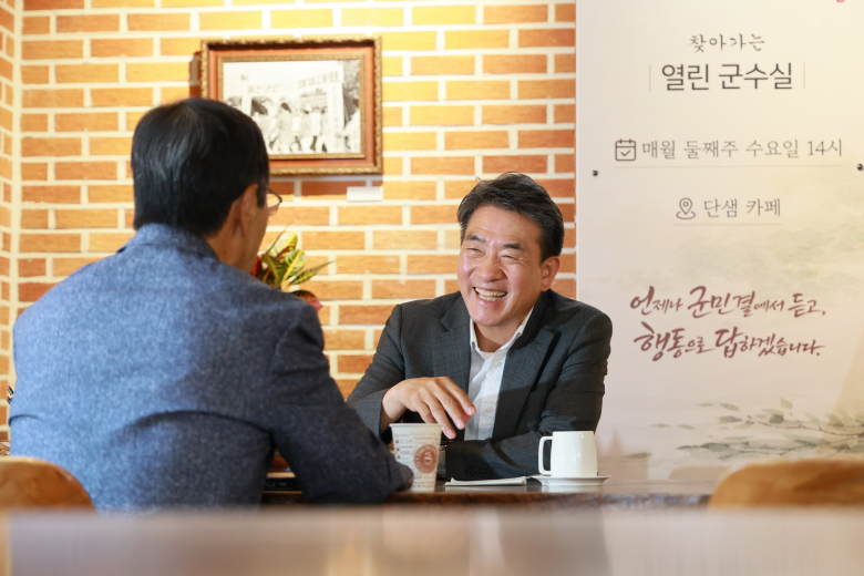 안병윤 군수가 주민과 면담을 하고 있다. 사진제공=예천군