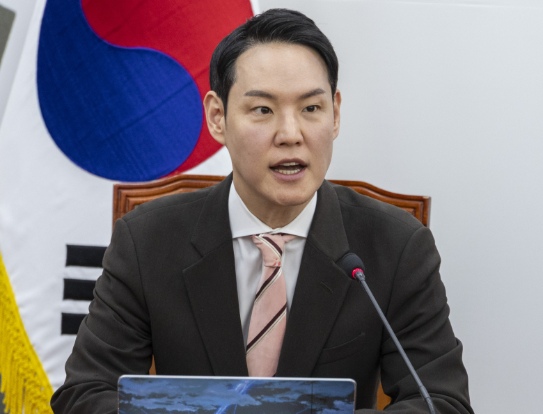 더불어민주당 김한규 원내정책수석부대표가 5일 국회에서 열린 정책조정회의에서 발언하고 있다. 연합