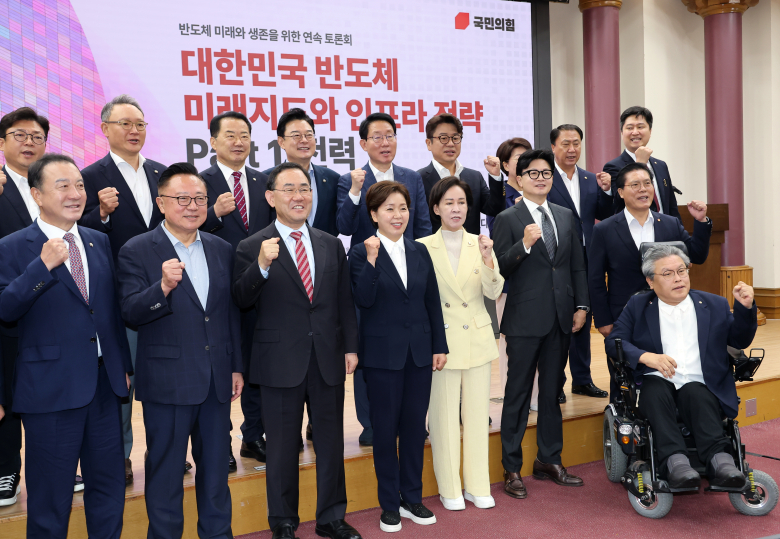 무소속 한동훈 의원(두번째 줄 오른쪽 두 번째)이 9일 국회 의원회관에서 열린 국민의힘 주호영 의원 등이 주최한 반도체 미래와 생존을 위한 연속 토론회 '대한민국 반도체 미래 지도와 인프라 전략 PART1. 전력'에서 참석한 국민의힘 의원들과 함께 기념 촬영을 하고 있다. 연합
