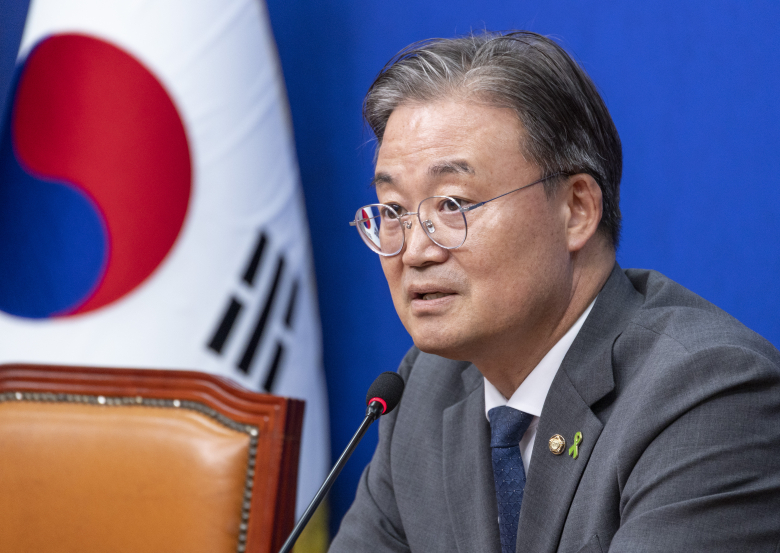 더불어민주당 전당대회 준비위원회 간사인 이연희 의원이 9일 국회에서 열린 전당대회 준비위 4차 회의 결과 브리핑을 마친 뒤 질문에 답하고 있다. 연합