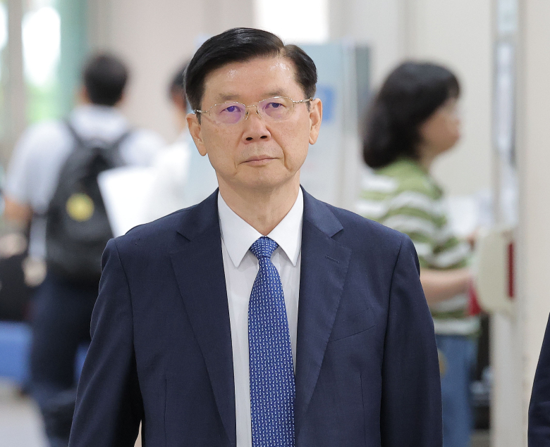 윤석열 전 대통령에 대한 공수처 체포영장 집행을 방해한 혐의로 기소된 박종준 전 경호처장이 9일 서울 서초구 서울중앙지방법원에서 열린 특수공무집행 방해 혐의 등 1심 선고 공판에 출석하고 있다. 연합