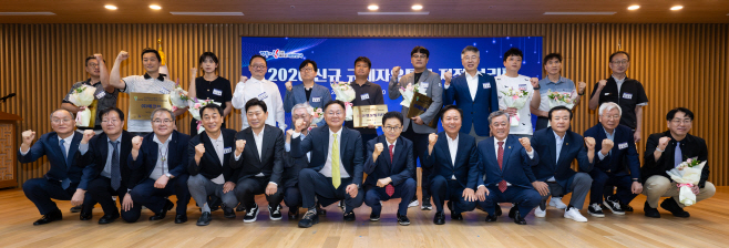 경북도가 9일 도청 다목적홀에서 규제자유특구 브리핑을 개최 한 뒤 기념 촬영하고 있다.  경북도 제공