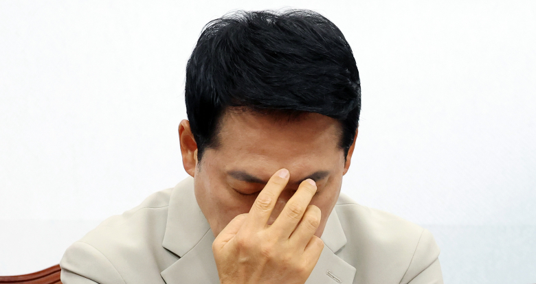 국민의힘 장동혁 대표가 9일 국회에서 열린 최고위원회의에서 최고위원들의 발언을 들으며 생각에 잠겨 있다. 연합