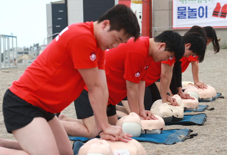 경주시가 해수욕장 개장에 앞서 나정고운모래해변에서 안전관리요원을 대상으로 심폐소생술(CPR)과 응급처치 교육을 실시하고 있다. 사진제공=경주시