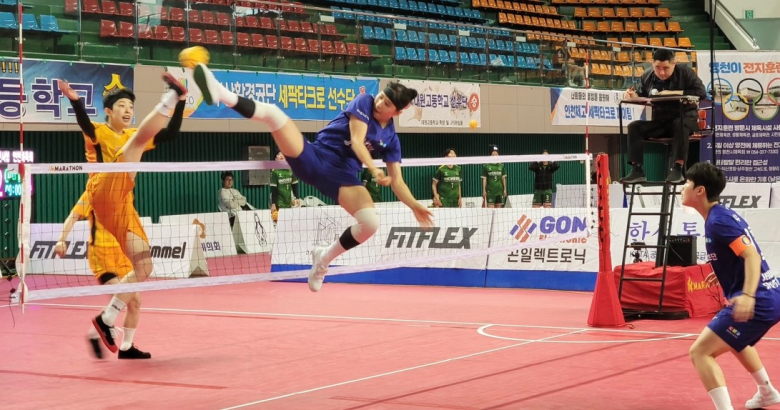 영천체육관에서 열린 제27회 전국남여종별세팍타크로대회에서 선수들이 열띤 경기를 펼치고 있다.