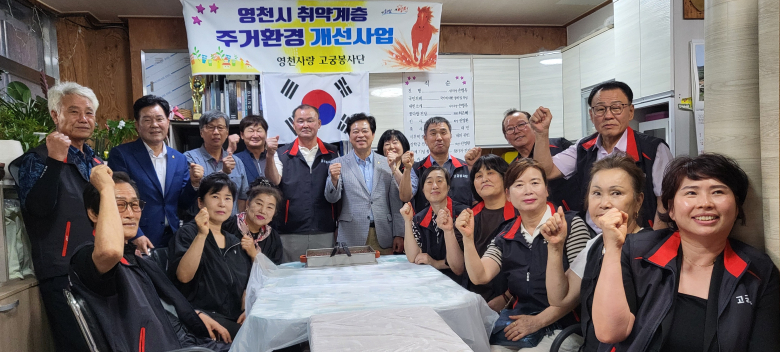 고궁봉사단 발대식 참석자들이 기념촬영을 하고 있다.