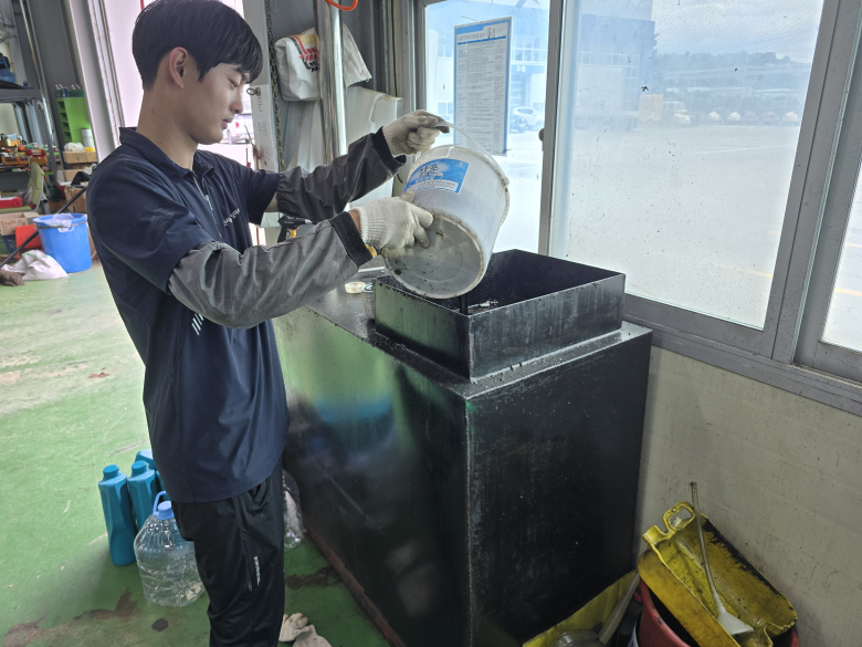 농가에서 가져온 폐유를 수거하고 있는 영천시 농기계임대사업소 관계자