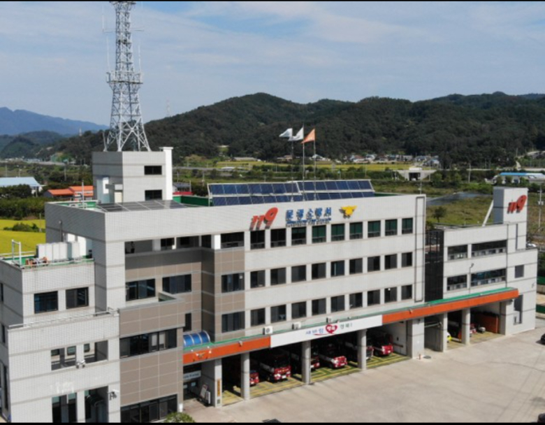 문경소방서는 지난 12일 오전 11시 12분께 문경시 농암면 연천4길 일원에서 등산 중 온열질환 의심 증상을 보인 70대 등산객을 119구급대가 신속히 응급처치한 뒤 병원으로 안전하게 이송했다고 밝혔다.
