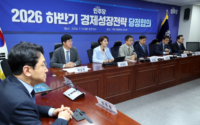 더불어민주당 한정애 정책위의장이 13일 국회 의원회관에서 열린 2026 하반기 경제성장전략 당정 협의에서 인사말을 하고 있다. 연합
