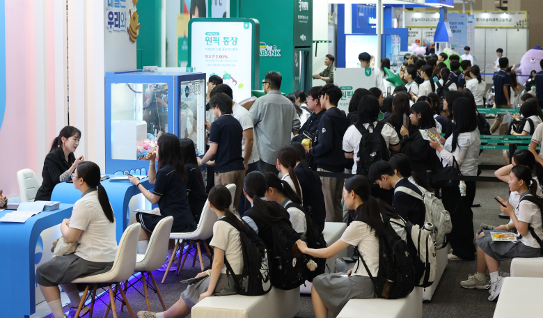 지난달 10일 경기도 고양시 킨텍스에서 열린 '2026 대한민국 직업계고 고졸인재 채용엑스포'에서 학생들이 은행 채용 상담을 위해 대기해 있다. 연합