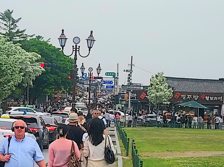 경주시의 명실상부한 핫플레이스로 급부상한 황리단길에 몰린 관광객의 모습. 사진제공=경주시