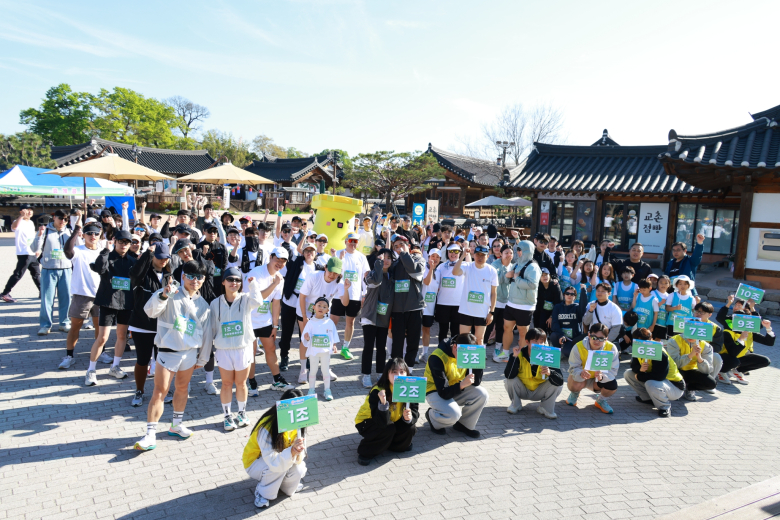 왕과 사는 도시, 2026 경주 런트립 행사 참여자들이 기념사진을 찍고 있다. 사진제공=경주시