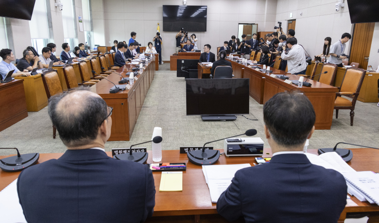 국회 법제사법위원회 제1소위 위원장인 더불어민주당 김승원 의원이 13일 국회에서 형사소송법 개정안 논의를 위한 소위를 개회한 뒤 안건을 설명하고 있다. 이날 법사위 제1소위 회의에는 22대 하반기 국회 원 구성에 반발해 상임위 일정을 전면 거부하고 있는 국민의힘 법사위원들은 불참했다. 연합