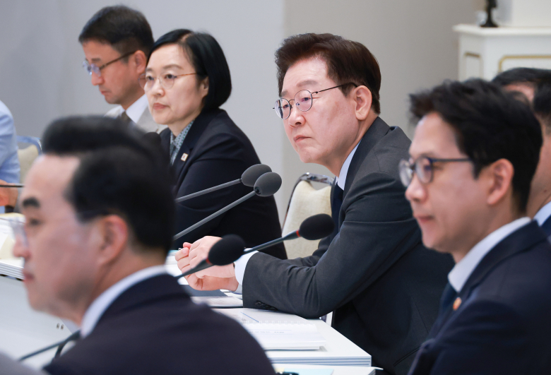 이재명 대통령이 13일 청와대에서 열린 국가재정전략회의에서 김성환 기후에너지환경부 장관의 답변을 듣고 있다. 연합