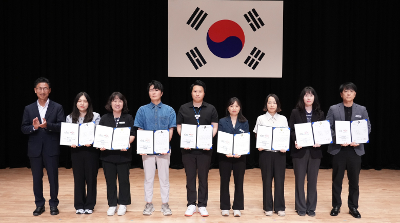영천시는 지난 13일 직원정례회에서 시민 편의 증진과 행정 혁신에 기여한 2026년 상반기 적극행정 우수공무원 9명을 선정해 시상했다.