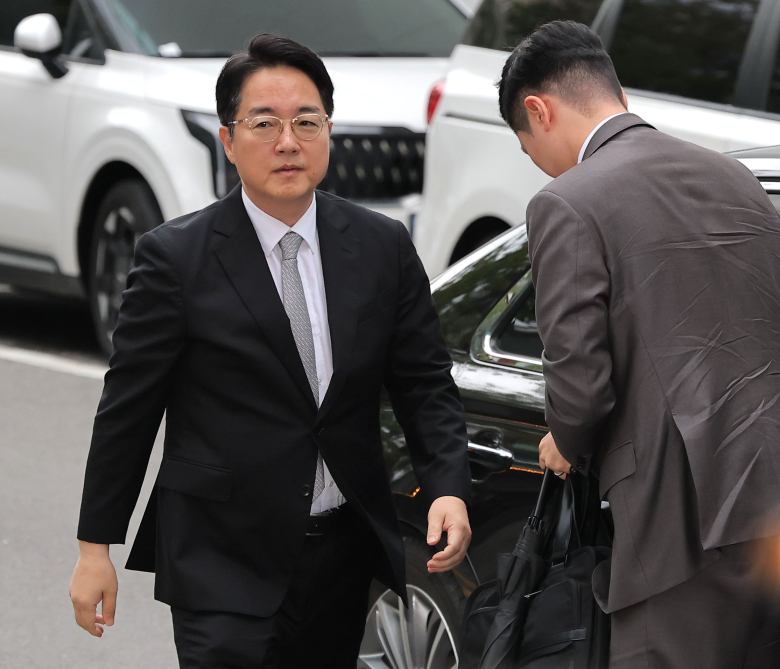 김건희 여사가 연루된 수사 무마 의혹을 받는 심우정 전 검찰총장이 10일 피의자 조사를 위해 경기 과천 2차 종합특검으로 출석하고 있다. 연합