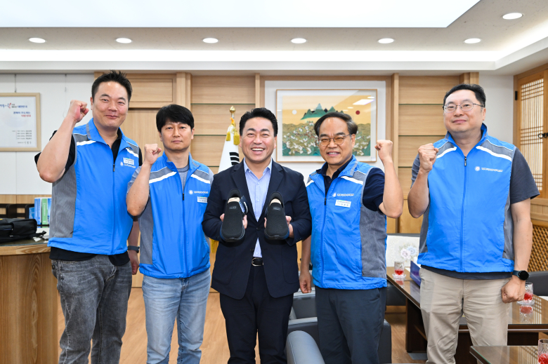 설명경상북도 공무원노동조합 연맹 관계자들이 조주홍 영덕군수(왼쪽 세 번째)에게 당선 축하의 의미를 담은 신발을 전달한 뒤 기념촬영을 하고 있다.