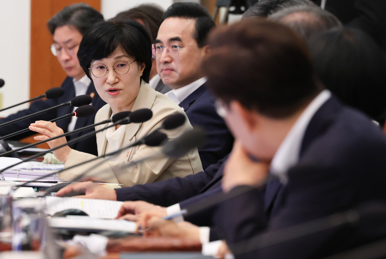 원민경 성평등가족부 장관이 14일 청와대에서 이재명 대통령 주재로 열린 국무회의에서 형사미성년자(촉법소년) 연령 기준 공론화 결과를 보고 하고 있다. 연합