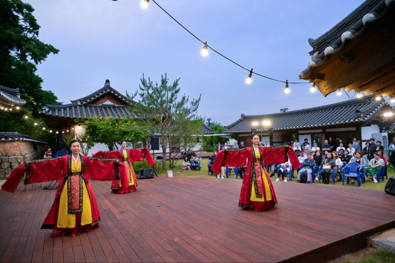 경주교촌한옥마을에 소재한 예악당에서 지난달 30일 풍류 경주학포럼 아카데미를 개최하고 있다. 사진제공=경주시.