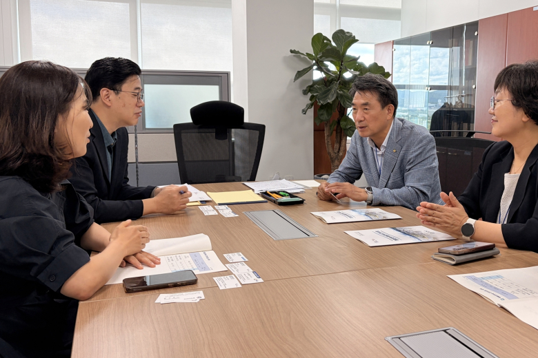 안병윤 예천군수 행정안전부 방문 국비 확보 총력(행정안전부 지방재정국에서 협의하는 안병윤 예천군수의 모습(왼쪽 안경 쓴 사람 정종훈 지방재정국장, 오른쪽 회색 양복 안병윤 예천군수)) 사진제공=예천군