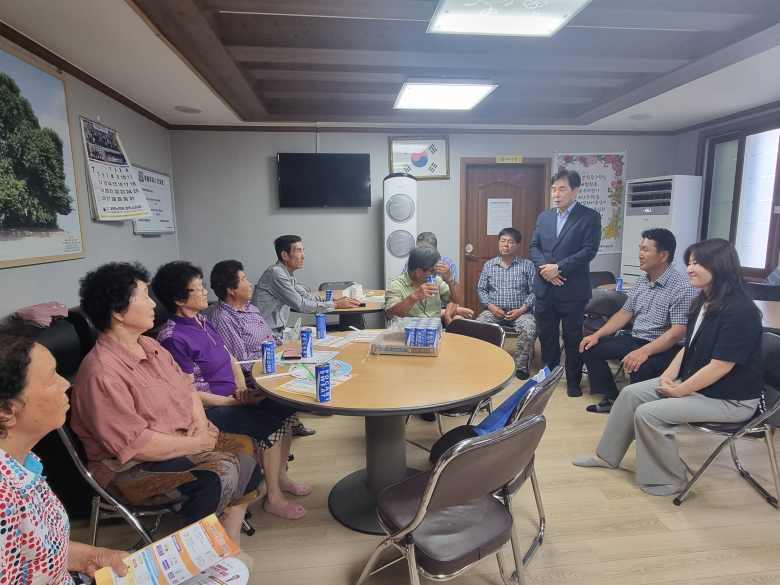 김인수 상주시농업기술센터소장이 취임 후 농업을 대상으로 폭염 대응 수칙을 안내하고 있다. 사진제공=상주시.