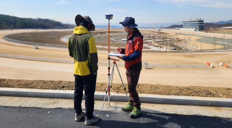사업 현장에서 지적측량을 하고 있는 모습