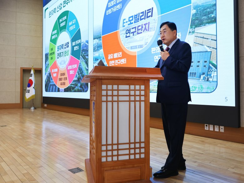 주낙영 경주시장이 15일 경주시청 알천홀에서 열린 민선 9기 첫 언론인 간담회에서 미래 경주를 이끌 성장전략과 4년간의 시정 비전을 시정 운영 방향을 설명하고 있다. 사진제공=경주시