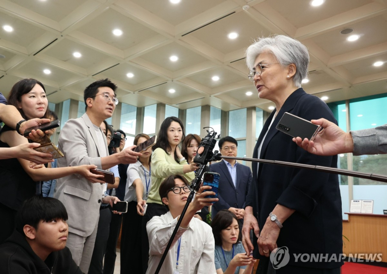 조현 외교부 장관의 지시에 따라 일시 귀국한 강경화 주미대사가 15일 조 장관과의 면담을 위해 서울 종로구 외교부 청사로 들어가며 취재진의 질문에 답하고 있다. 연합