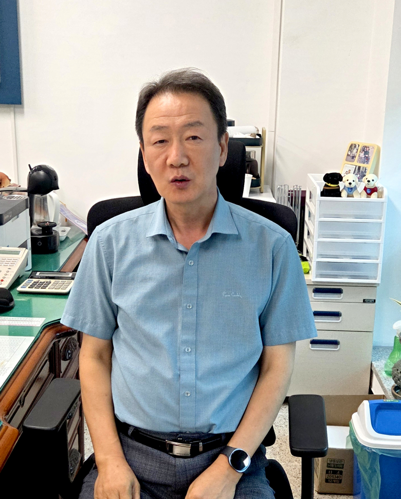 김신동 교장.