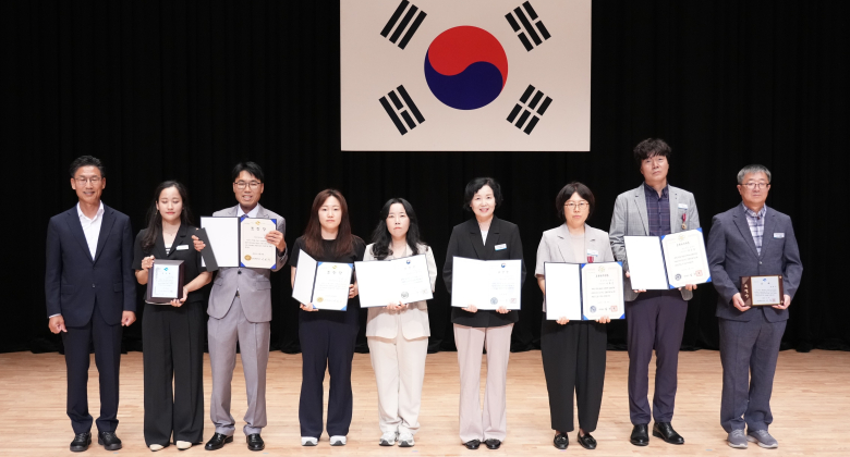지난 13일 시민회관에서 열린 시상식에서 2026년도 지방세정종합평가에서 특별상을 수상한 영천시 세정과가 도지사 표창을 전수받았다.