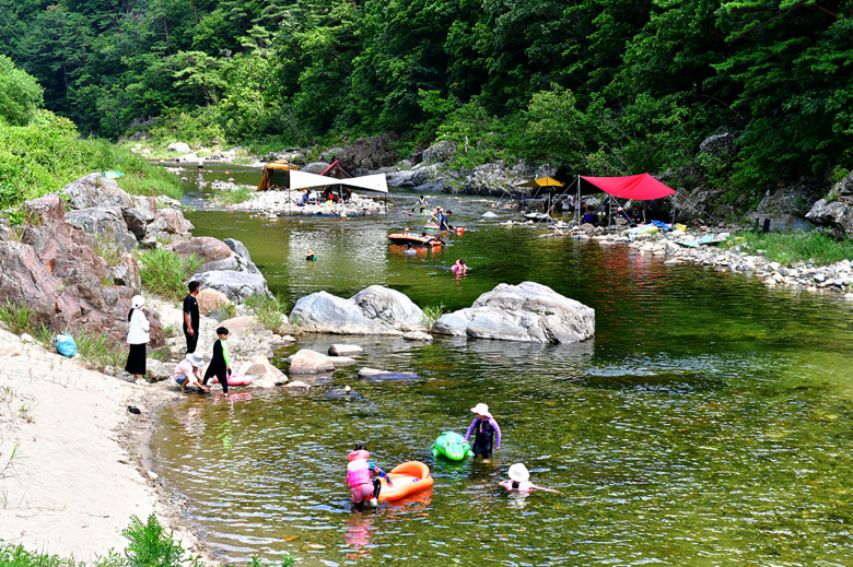 울진에는 산과 숲이 빚어낸 천연 계곡도 곳곳에 자리하고 있다.