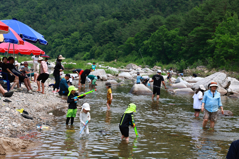 울진에는 산과 숲이 빚어낸 천연 계곡도 곳곳에 자리하고 있다.
