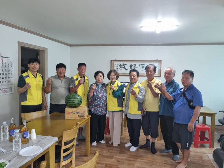 문경시 농암면 지역사회보장협의체(공공위원장 송희영·민간위원장 신완식)는 지난 15일 협의체 위원과 마을 이장들이 함께 관내 경로당 34개소와 취약계층 30가구를 방문해 '시원한 여름나기 물품'을 전달하며 폭염 속 이웃들의 건강한 여름나기를 응원했다.