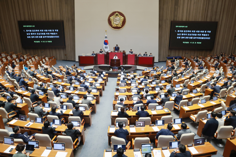 국회 법제사법위원장인 더불어민주당 서영교 의원이 20일 국회에서 열린 7월 임시국회 제1차 본회의에서 윤석열·김건희에 의한 내란·외환 및 국정농단 행위의 진상규명을 위한 특별검사 임명 등에 관한 법률 일부개정법률안 제안설명을 하고 있다. 연합.